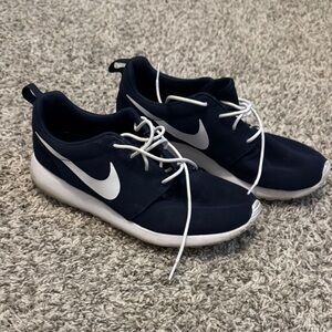 Nike Roshe One Men’s Navy Sneakers with White Accents Size 9.5